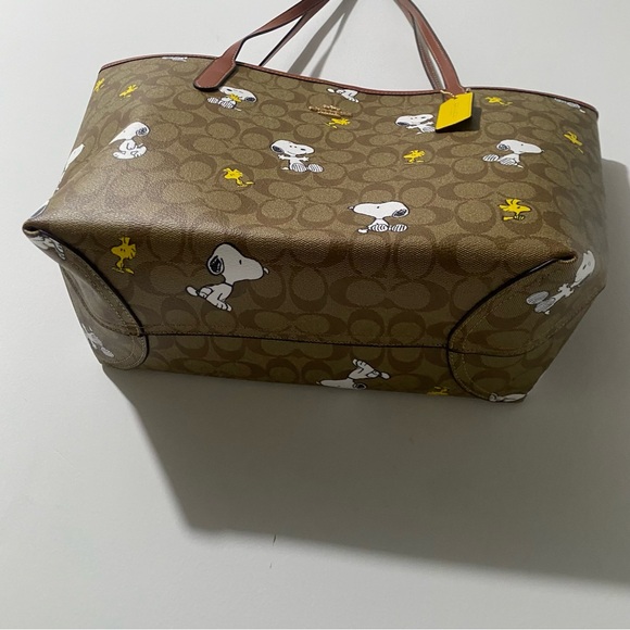 Coach x Peanuts City Collaboration Snoopy Tote Bag - Picture 2 of 10
